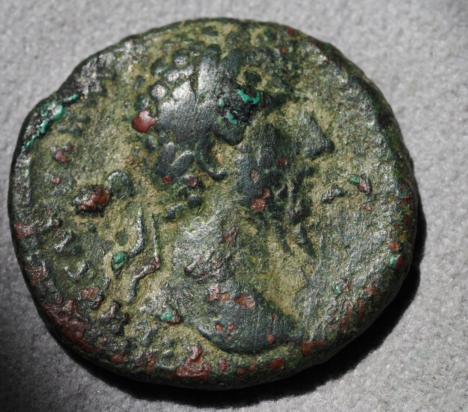 LUCIUS VERUS  AE sestertius. Victory standing to left0