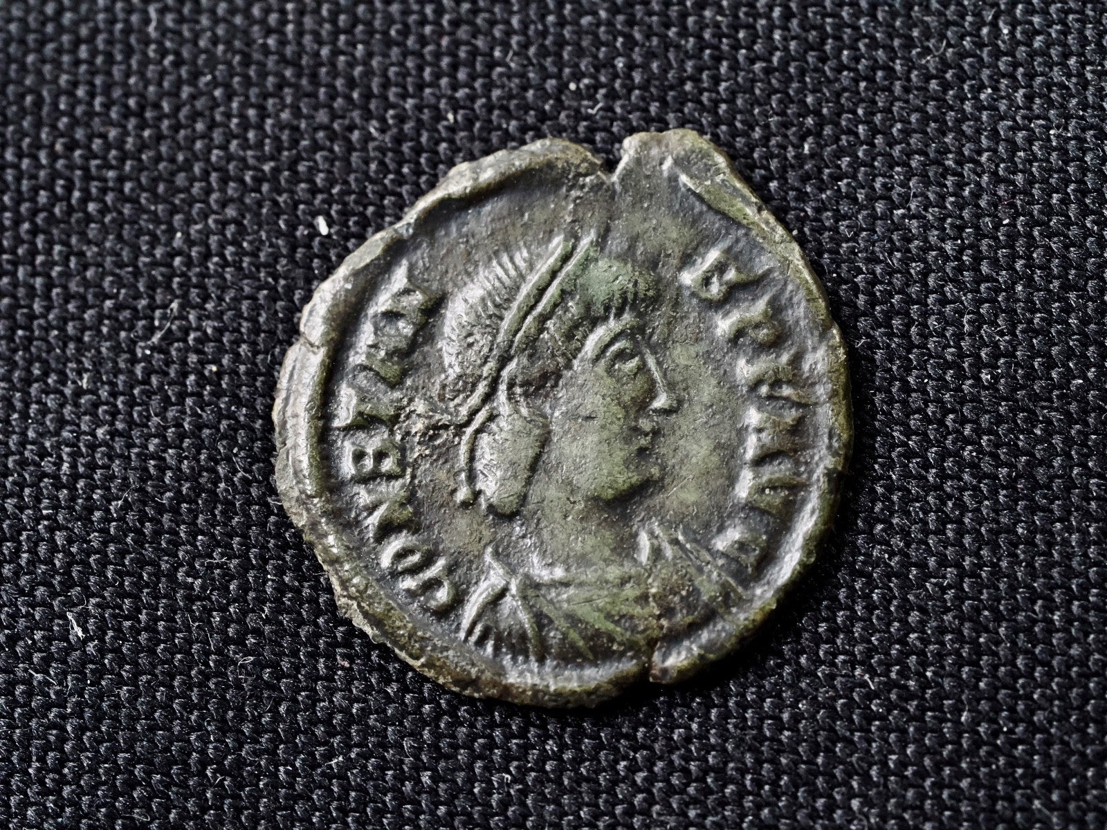Constans Æ 3/4 Two Victories, D in field1