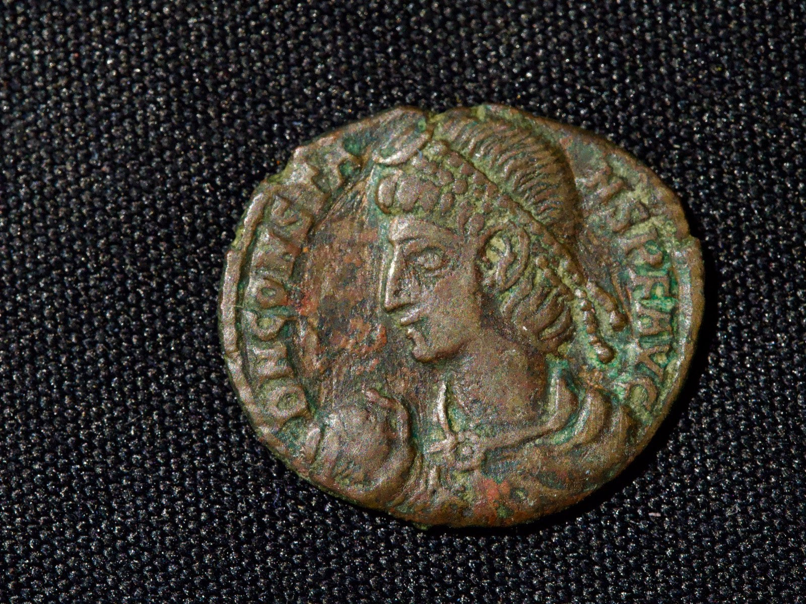 Constans ae 3 soldier dragging captive from hut0