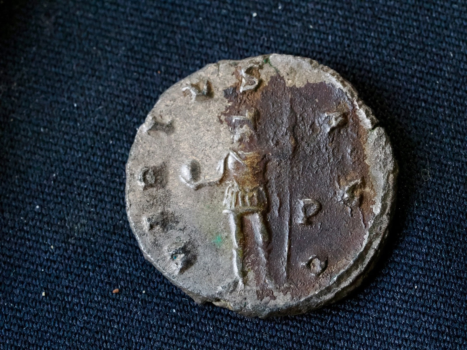 Gallienus  antoninianus Virtus holding globe and spear-scarce1