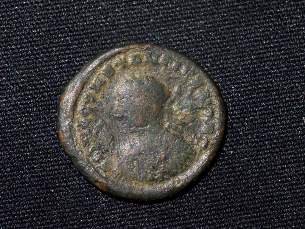 Constantine I  AE3 Camp gate PLON in exurgue1
