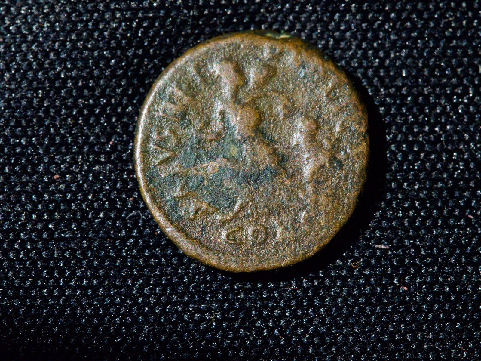 THEODOSIUS I, 379- 395 AD. AE 4.VICTORY DRAGGING CAPTIVE REVERSE. Constantinople1