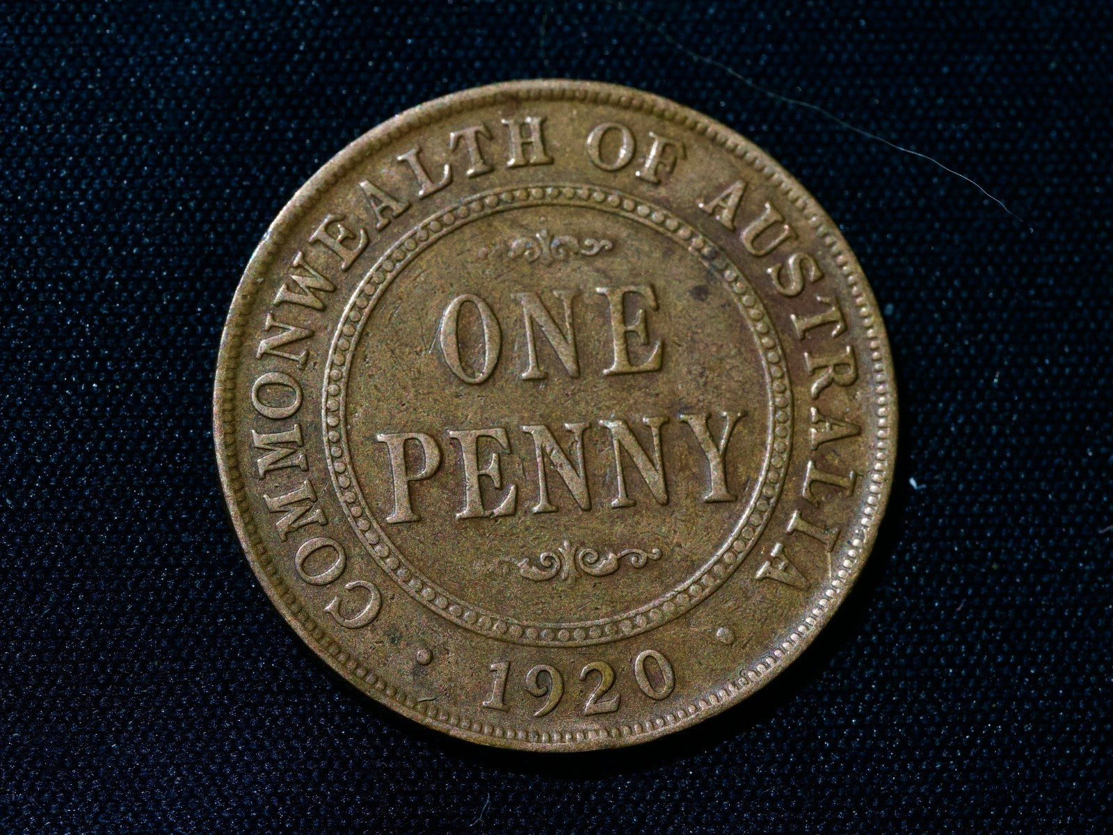 Australia 1920 penny dot above top and under bottom  scroll0
