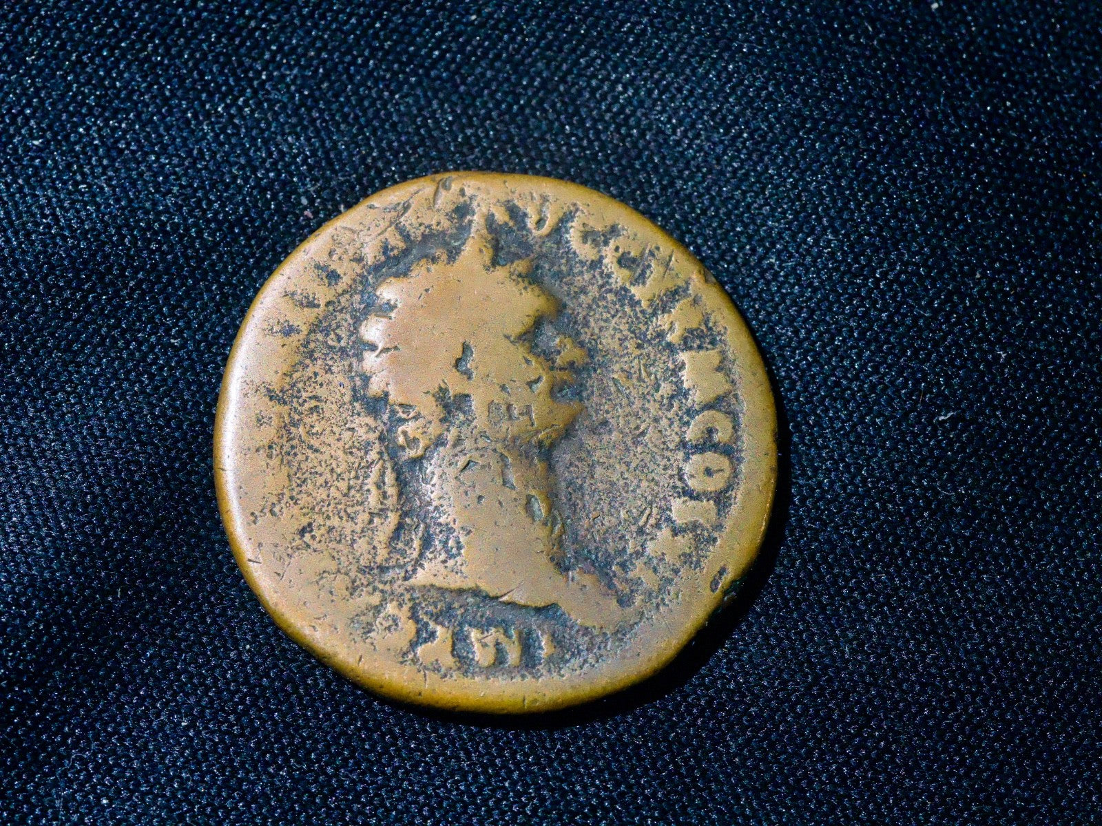 Domitian As, Salviti Avgvsti-altar0