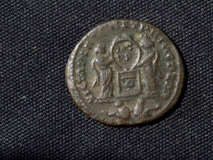 Constantine I  AE3 2 Victories placing shield on altar-2 captives in exergue