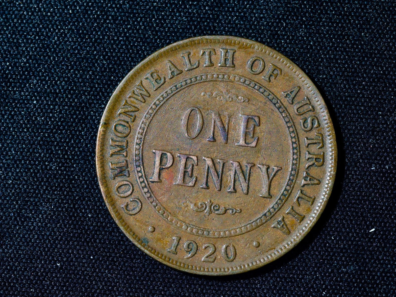 Australia 1920 penny dot over top and under bottom scroll0