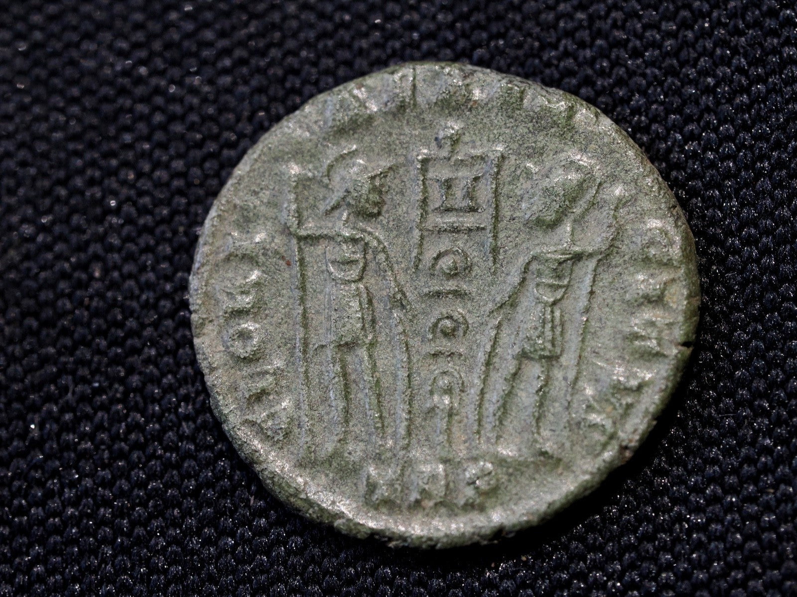 Constans Æ 3/4 2 soldiers and standard-Trier-high grade UK find1