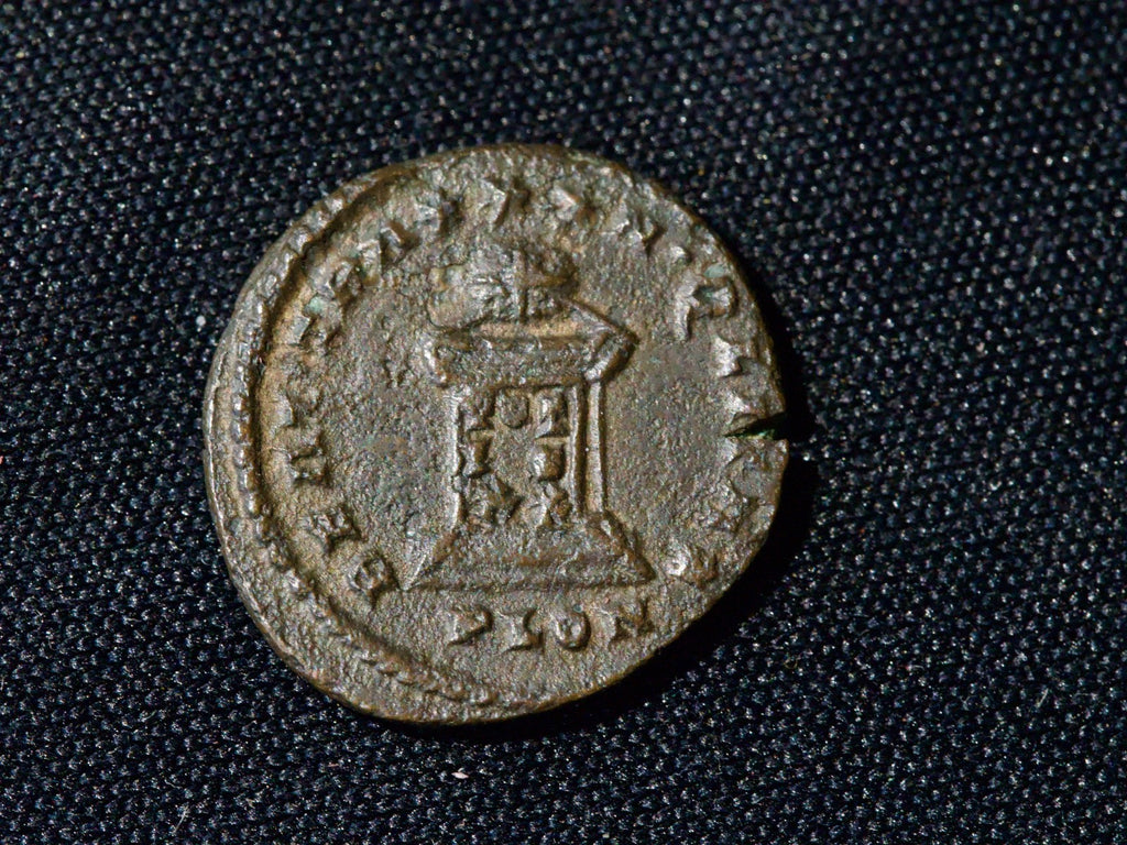 Crispus ae3 Altar Votis XX -London1