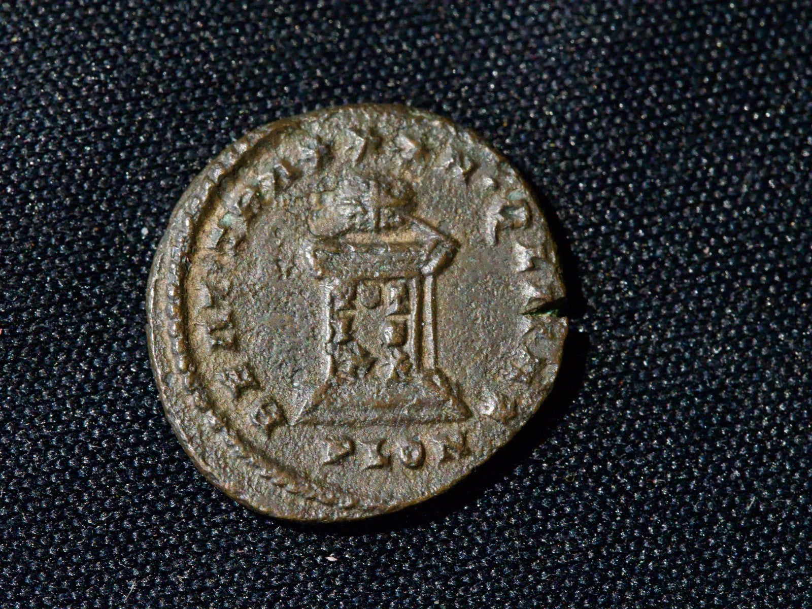 Crispus ae3 Altar Votis XX -London1