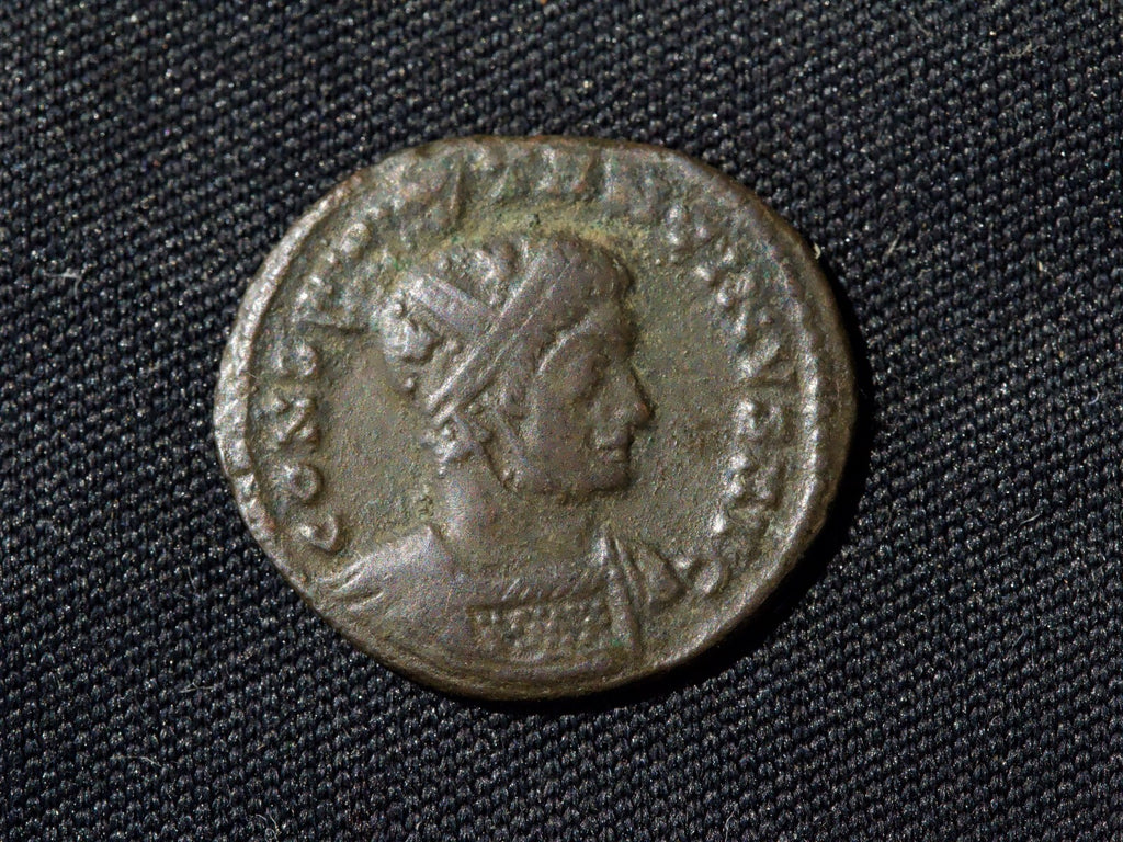 Constantine I  AE3 2 Victories placing shield on altar-2 captives in exergue1