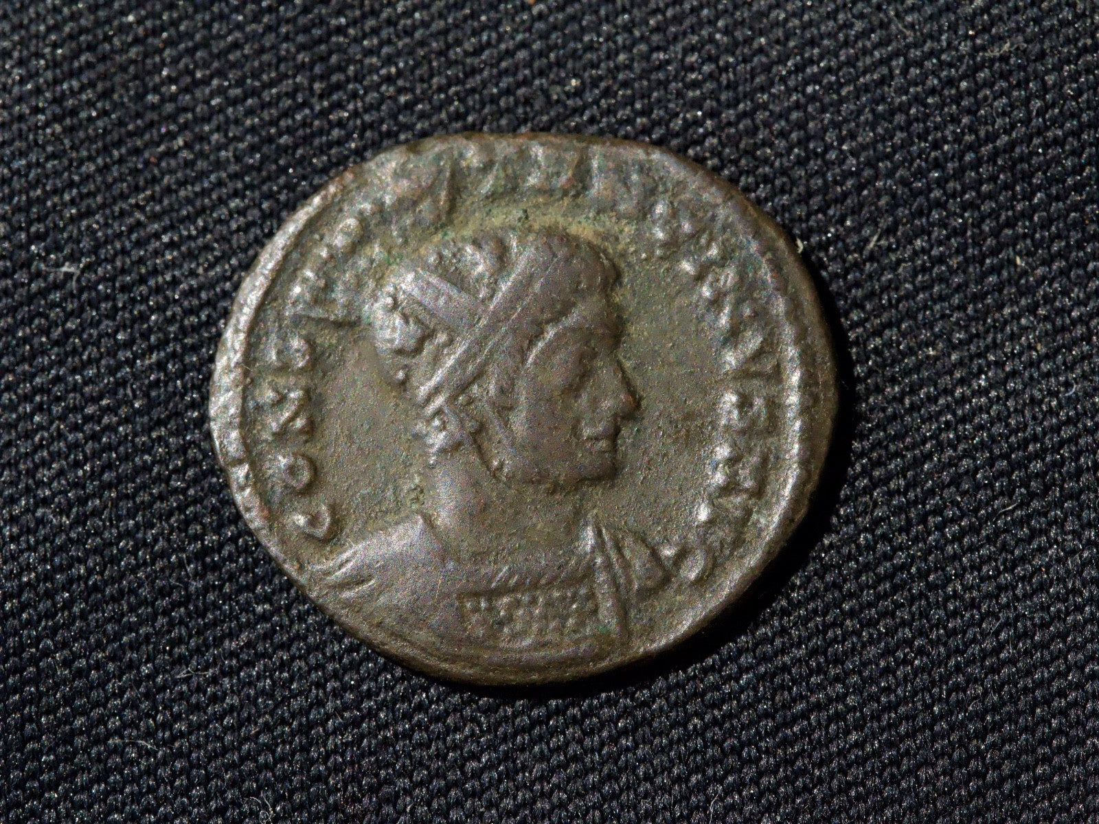 Constantine I  AE3 2 Victories placing shield on altar-2 captives in exergue1