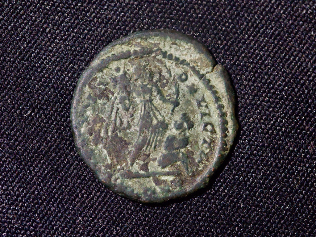 Constantine I Samatia Devicta, nummus 19 mm Victory advancing1