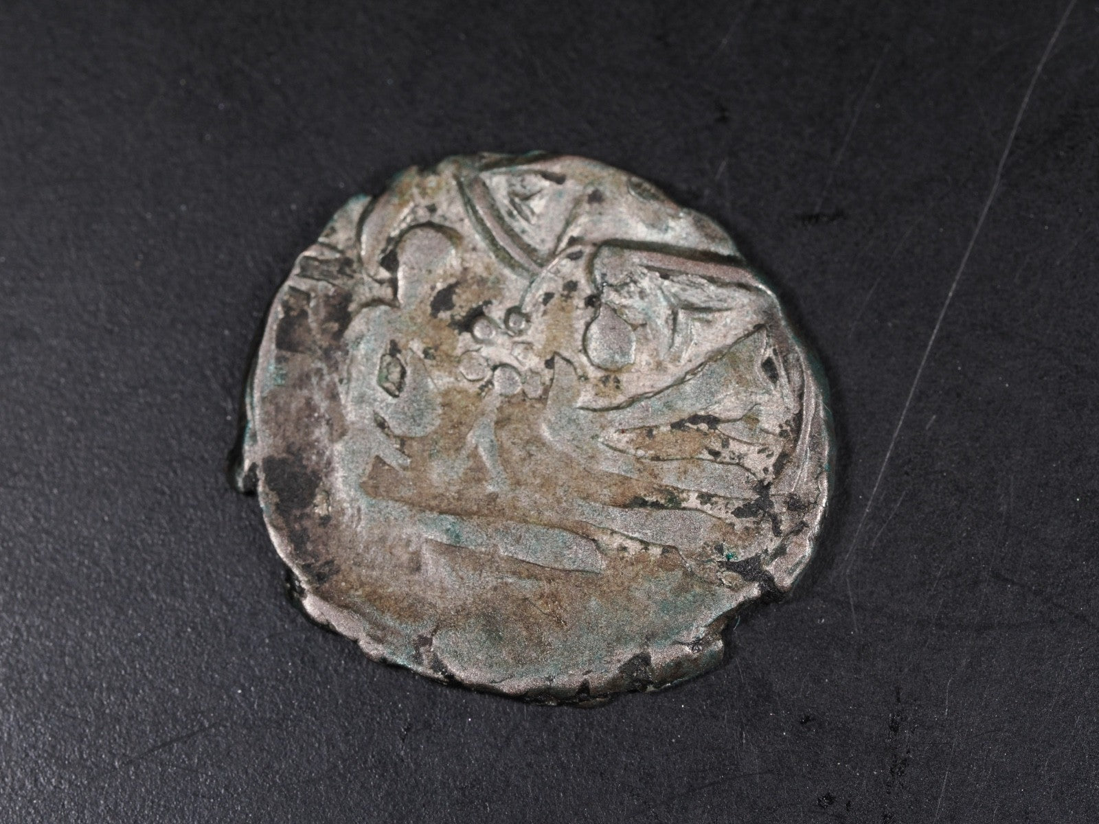 Unidentified Islamic silver coin-19mm0