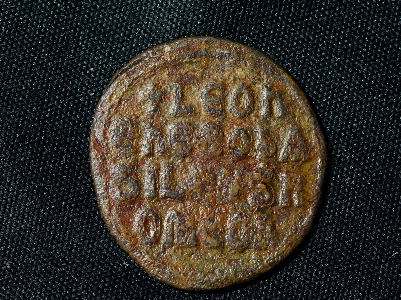 LEO VI, the Wise 886-912 AD.  Follis.0