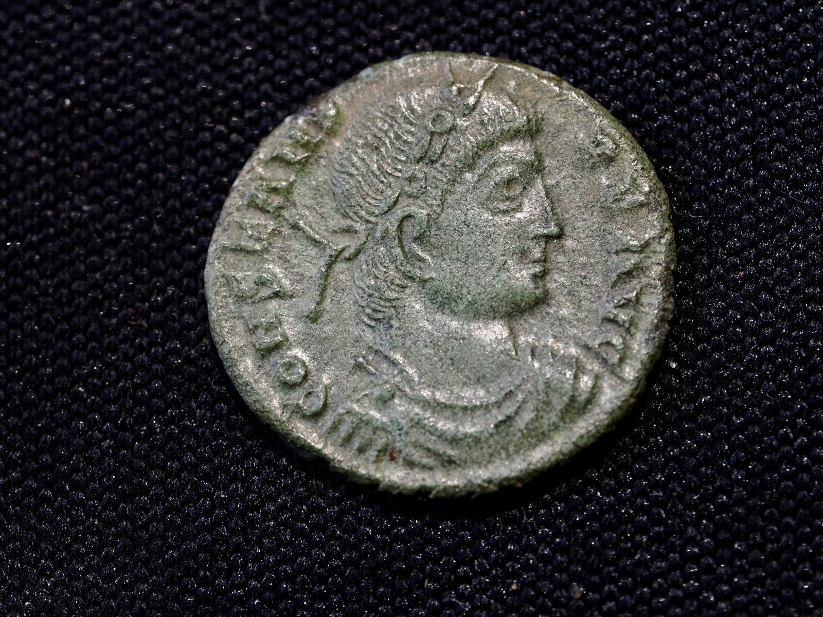 Constans Æ 3/4 2 soldiers and standard-Trier-high grade UK find0