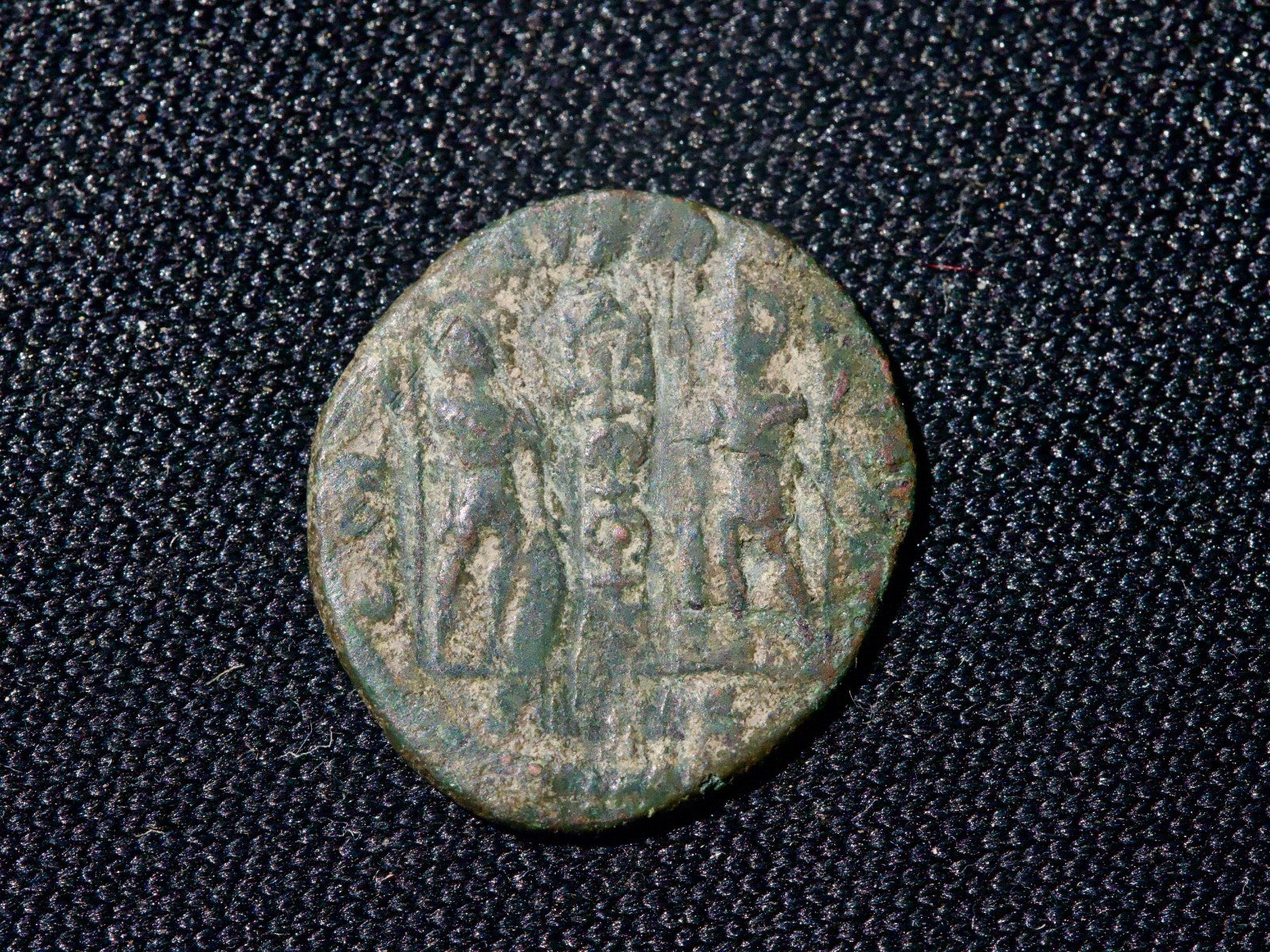 Constantine I ae3-2 soldiers 1 standard1