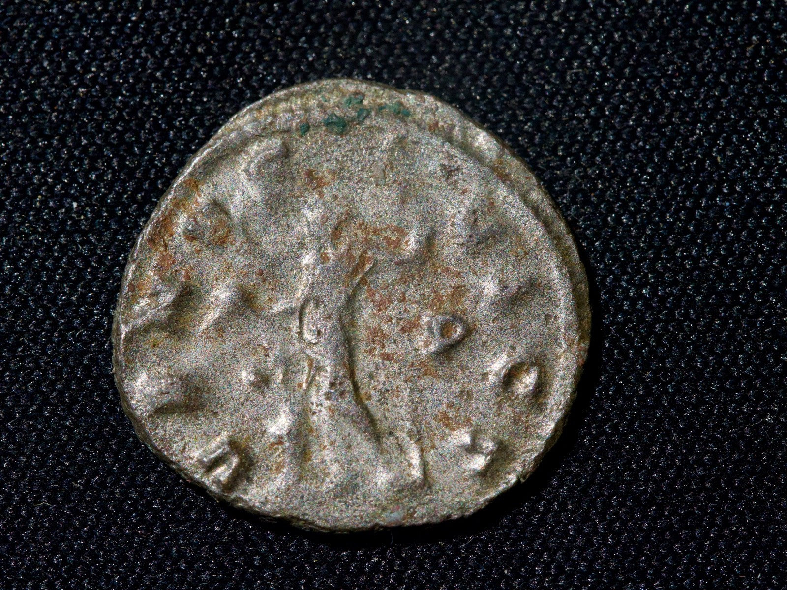 Salonina antoninianus-Venus, cupid at feet0