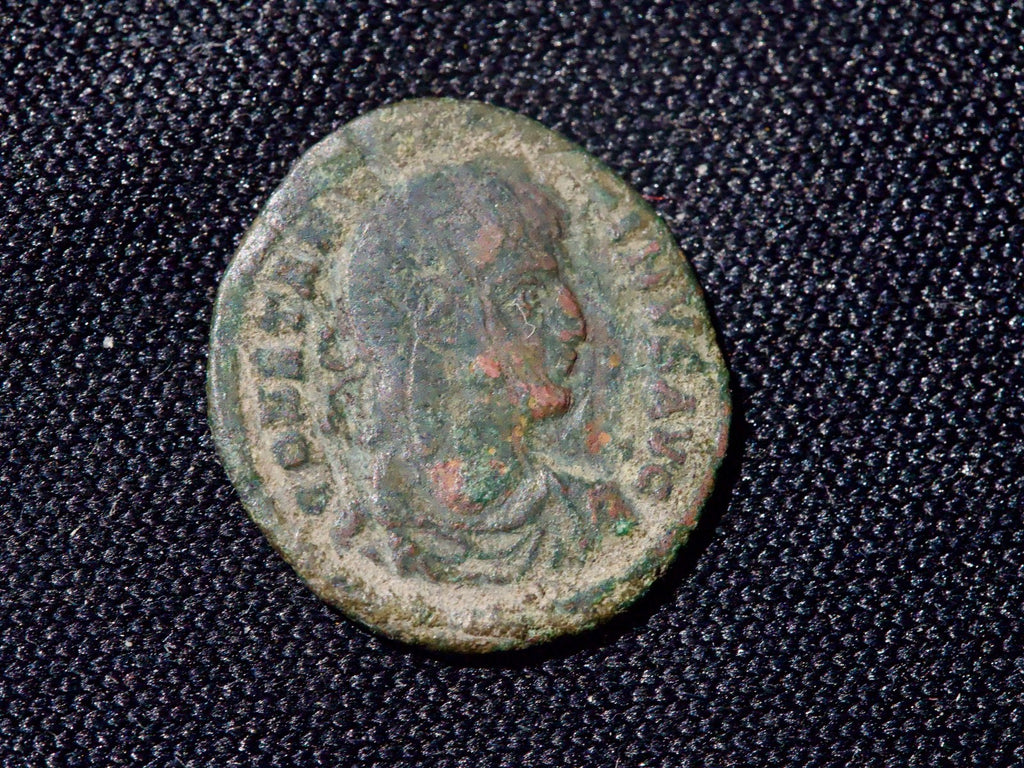 Constantine I ae3-2 soldiers 1 standard0