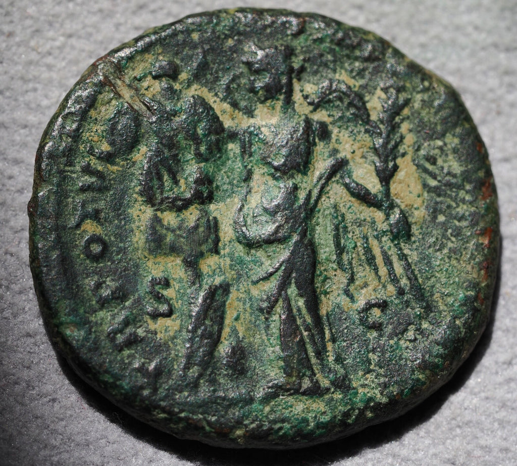 LUCIUS VERUS  AE sestertius. Victory standing to left1