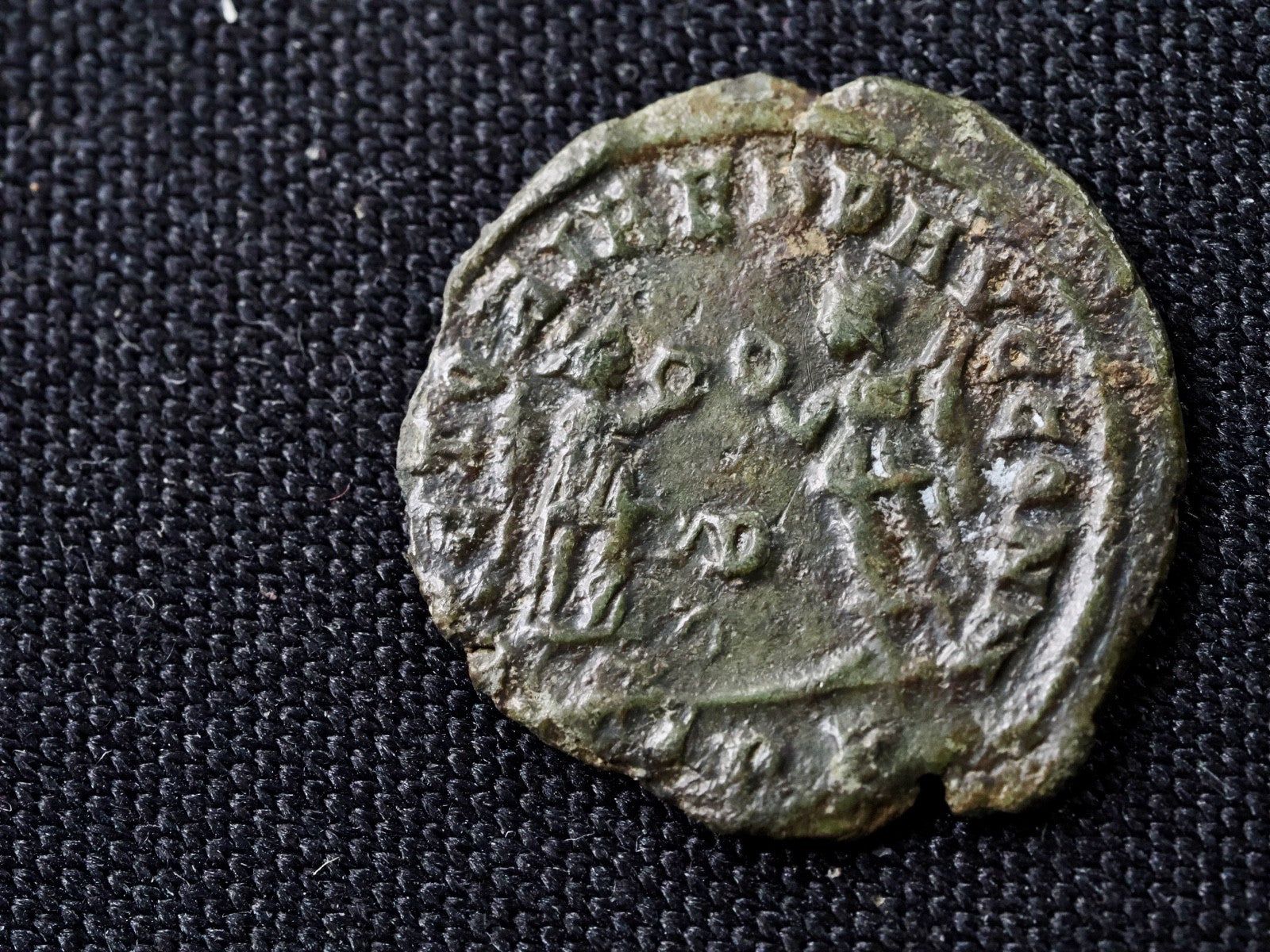 Constans Æ 3/4 Two Victories, D in field0