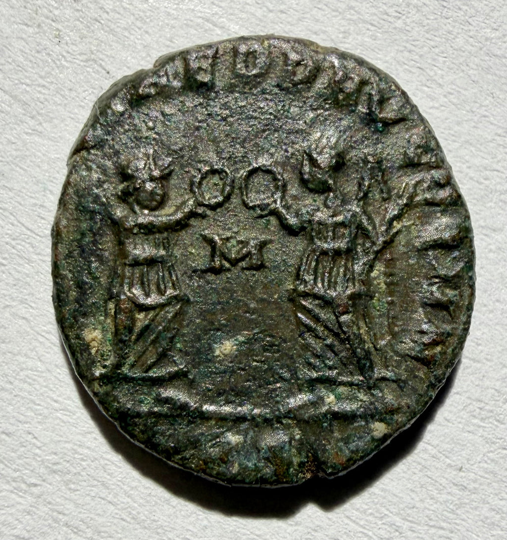 Constantius II 347-348AD 2 Victories facing M in between