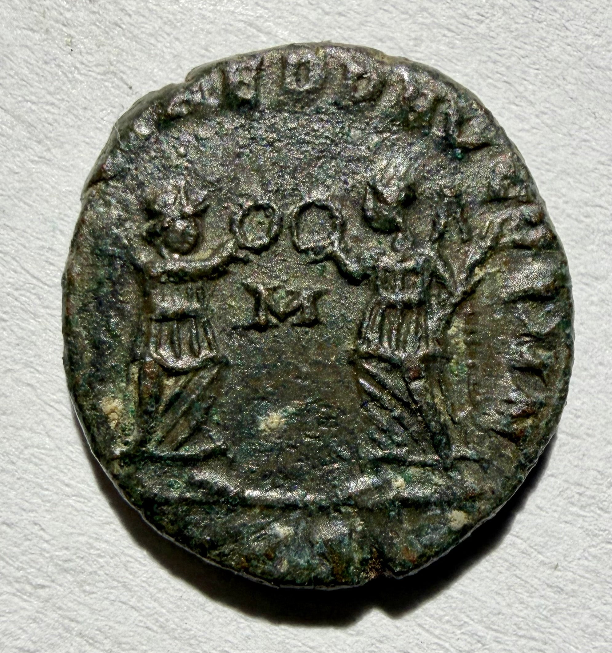 Constantius II 347-348AD 2 Victories facing M in between
