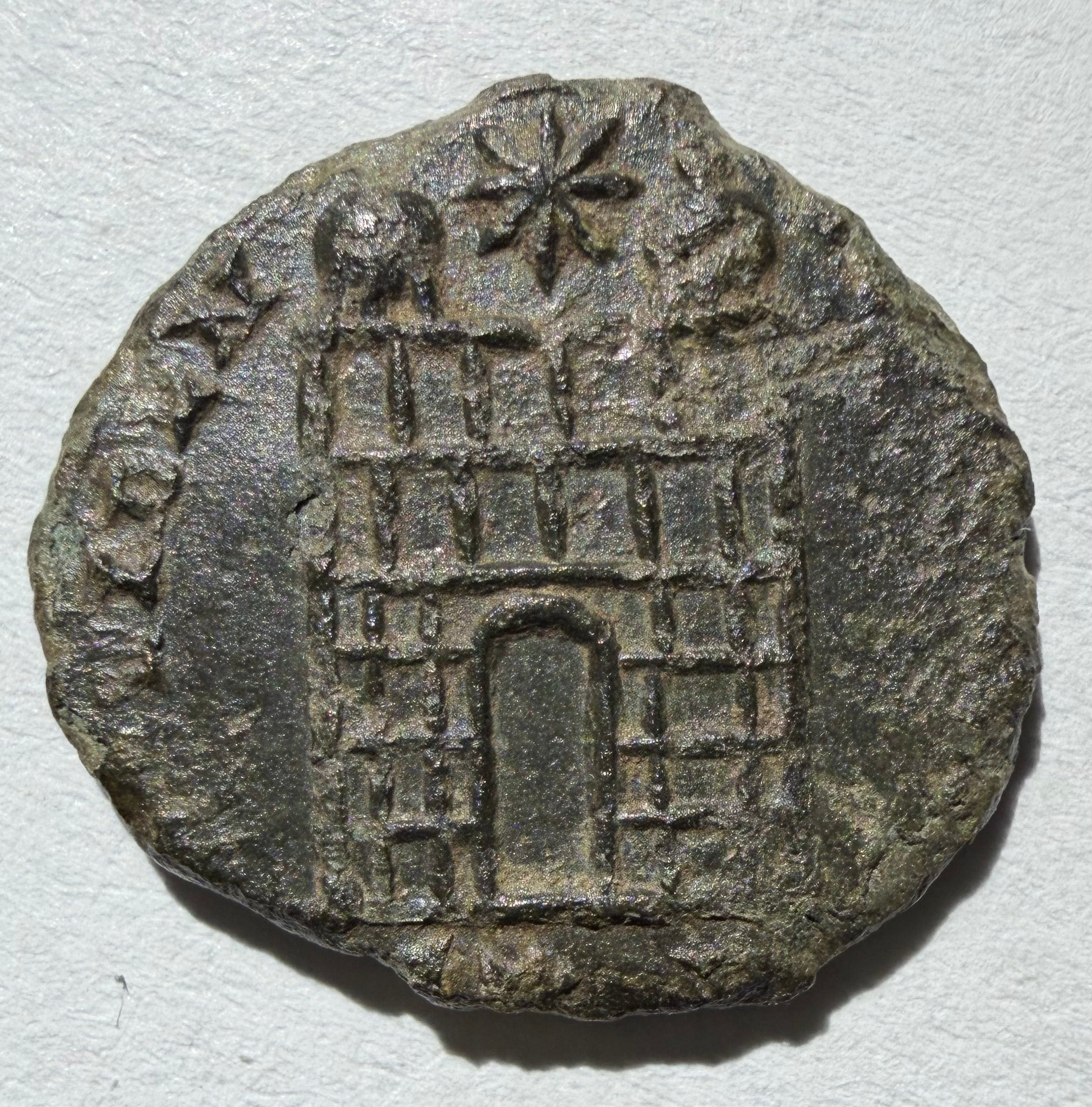Constantius II AE3 Camp gate-PLON