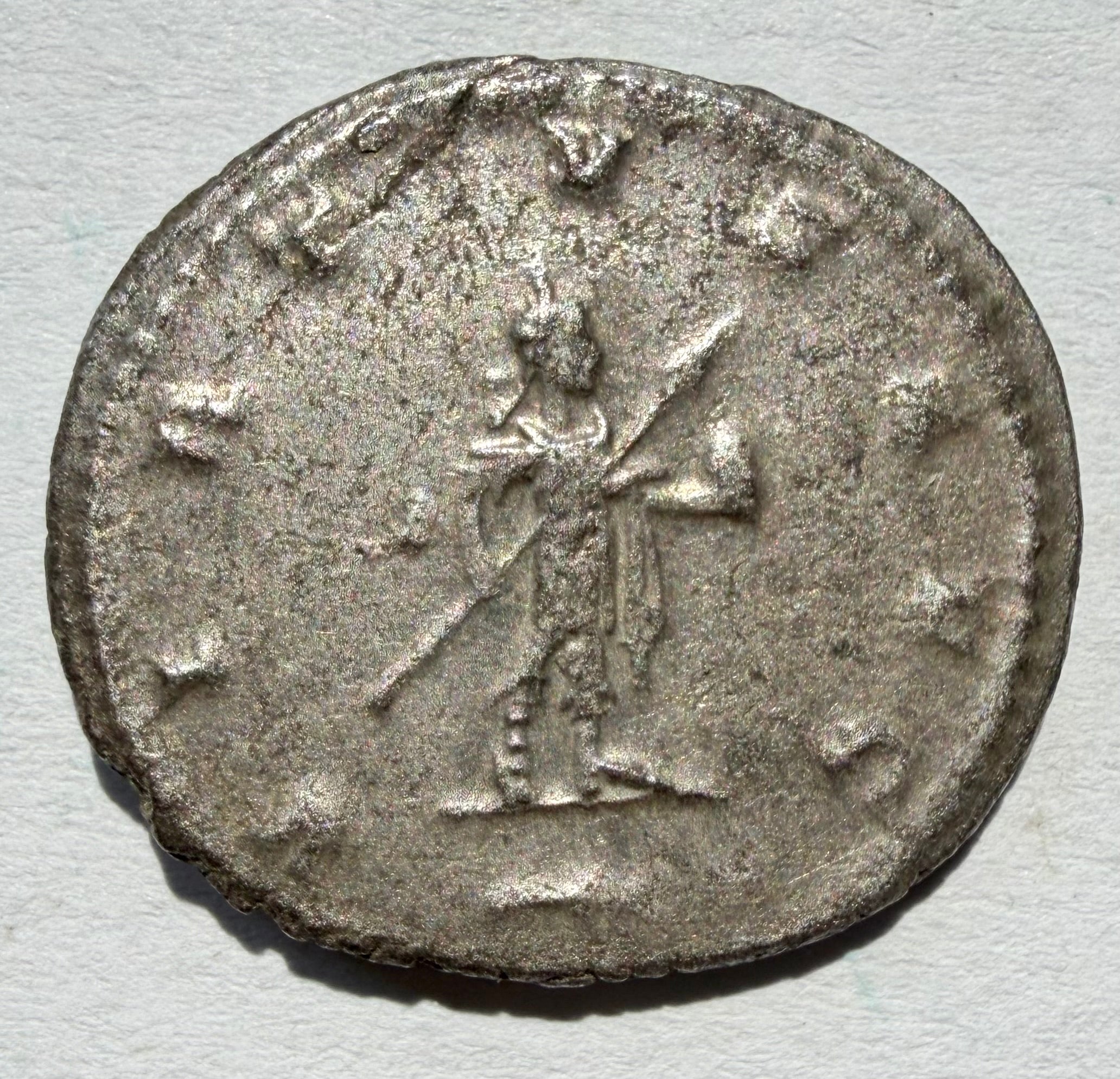 Gallienus antoninianus Virtus holding globe and spear-excellent