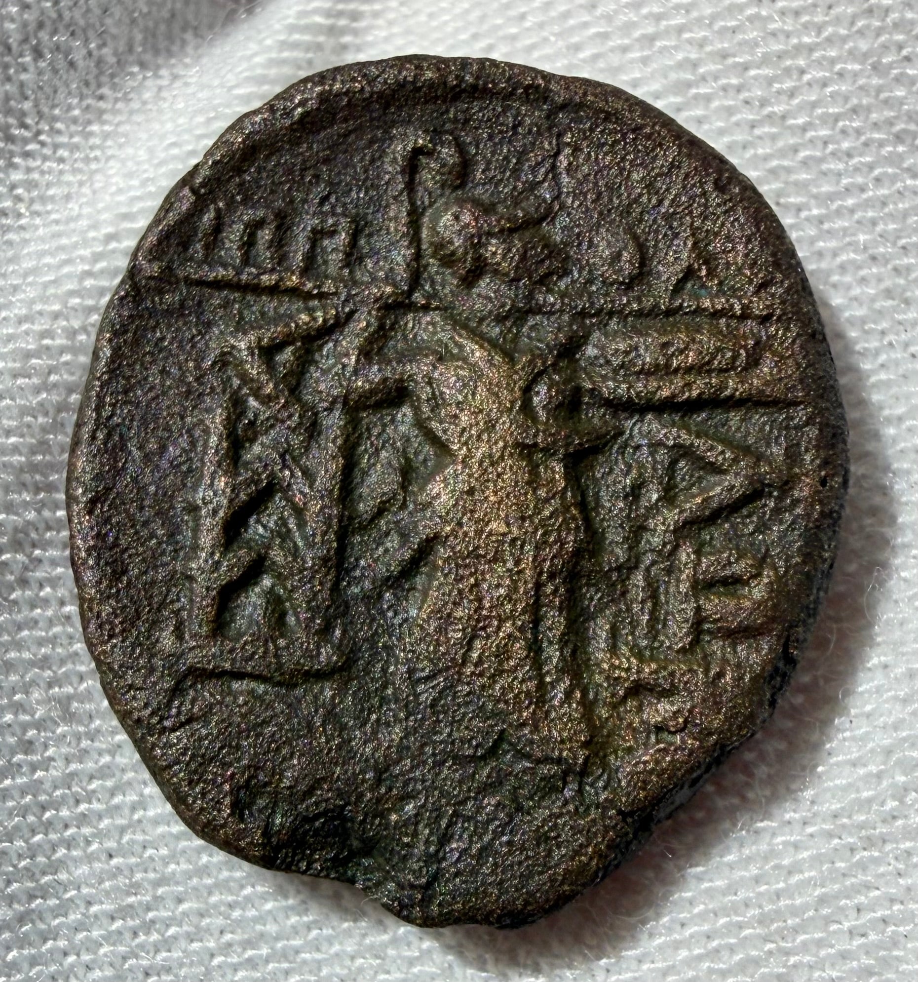 AE19 Thessalian league,Apollo/Athena Itonia striding right