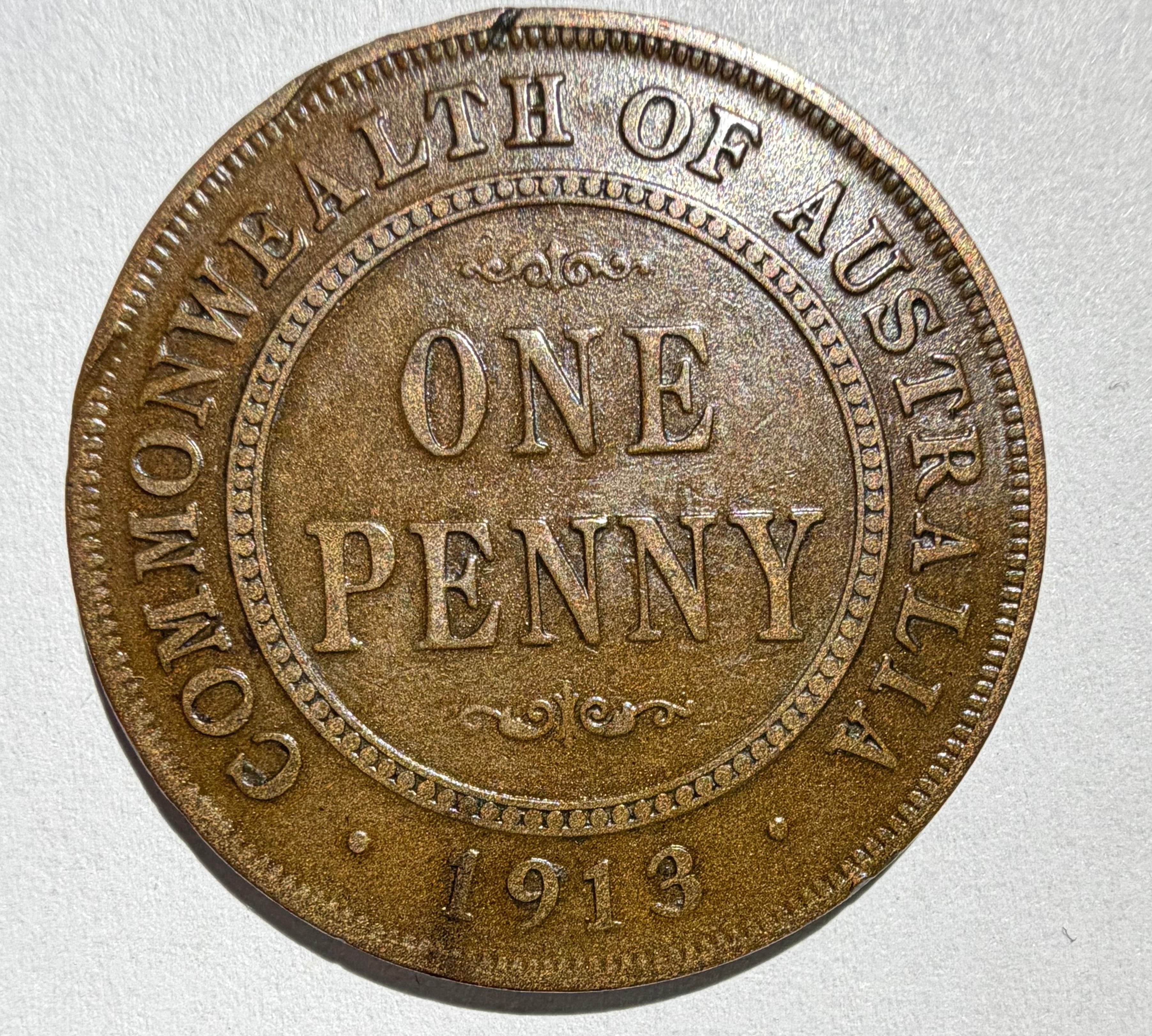Australia 1913 penny-post mint damage or minting error?